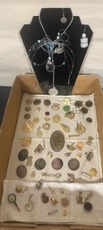 Mostly Gold Color Collection Lot Of Jewelry Broken And Single Pieces For Making Crafts. JJ/A3