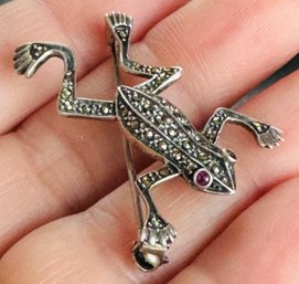 CUTE STERLING SILVER AND MARCASITE RUBY EYED FROG BROOCH