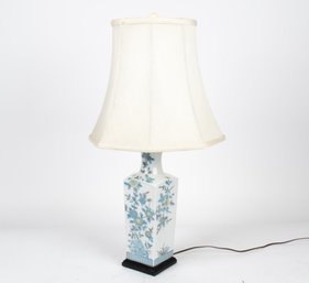 Chinoiserie Porcelain Vase Form Table Lamp