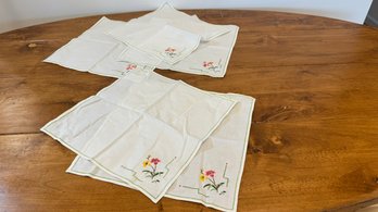 A Lot Of Five White Embroidered Napkins - 14' X 14'