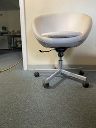 WHITE COMPUTER CHAIR ON WHEELS