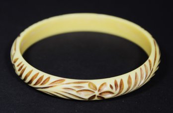 Vintage Off-white Carved Bakelite Bangle Bracelet Having Flower Motif