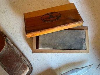 Vtg Kabar Oilstone Knife Sharpening Stone Block In Cedar Box