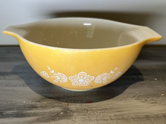 Vintage Pyrex Butterfly Gold 1.5 Quart Mixing Bowl