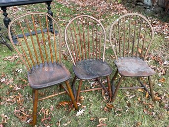 THREE EARLY AMERICAN BOWBACK WINDSOR CHAIRS