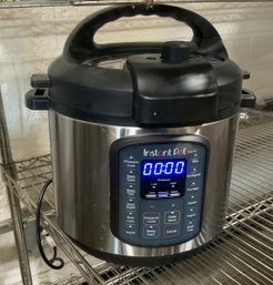 Nice Instant Pot With Box & Accessories