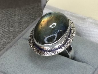 Fabulous 925 / Sterling Silver Cocktail Ring With Highly Polished Canadian Labradorite - Very Nice Setting !