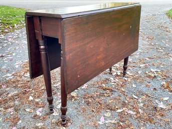 An Antique Mahogany Gate Leg Table (smaller Of Two In Sale)