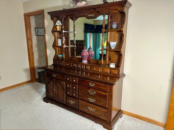 Vintage Thomasville Dresser With Hutch Top