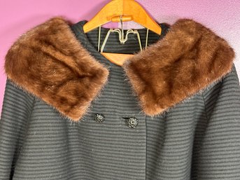 A Fabulous Vintage Fashion Coat With 3/4 Sleeves, Fur Collar & Cuffs