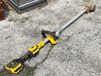 A Dewalt Weed Wacker - Needs Battery, 20v