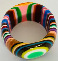 WIDE GORGEOUS VINTAGE LUCITE BANGLE BRACELET RAINBOW/STRIPES COLORFUL