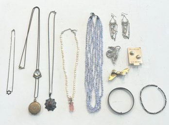 Lot 1 Of Vintage Costume Jewelry