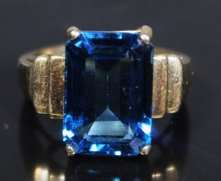 Fine 10K Gold Retro Ladies Ring Having Large Blue Stone Size 6.5