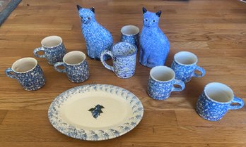 A Model Lot Of Blue & White Mottled Ceramics: 11 Pieces In Total! Kitties, Mugs, And A Blueberry Serving Dish