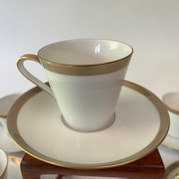 A Set Of 6 Eschenbach Tea Cups With Saucers