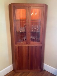 Lyndon Furniture New England Shaker Cherry Wood Corner Cabinet 39x21x76 Glass Shelves And Interior Light