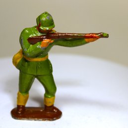 Vintage Lead Dime Store Toy Soldier With Rifle In Green