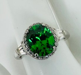 STUNNING STERLING SILVER GREEN AND WHITE STONE RING