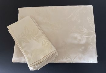 Waterford Tablecloth & Napkins In Ivory With Metallic Flecks