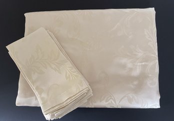 Waterford Tablecloth & Napkins In Ivory With Metallic Flecks