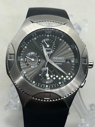 Pristine Men's SEIKO CHRONOGRAPH- Brushed Stainless Case, Sawtooth Bezel, Silicone Strap- Orig. $350-