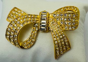 SIGNED ROMAN GOLD-TONE WHITE RHINESTONE BOW BROOCH