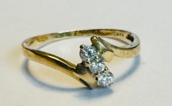 SWEET 14K GOLD 3 DIAMOND RING