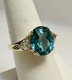VINTAGE 10K GOLD BLUE AND WHITE TOPAZ DIAMOND ACCENT RING