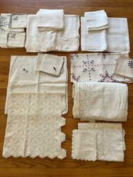 8PC Lot Of Assorted Vintage Linens - Tablecloths & Napkins