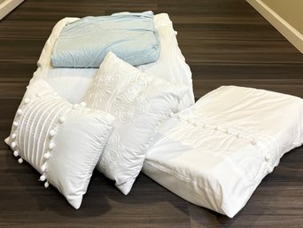 Modern Full/Queen Pillows And Bedding