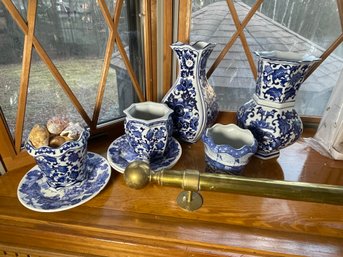 SIX PIECES CHINESE BLUE AND WHITE PORCELAIN