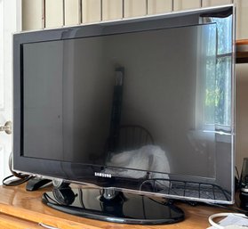A Samsung 32' Flat Screen TV