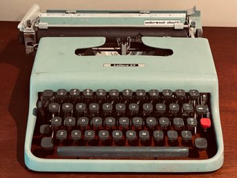 Vintage Mid Century Olivetti Lettera Portable Typewriter Robin's Egg Blue