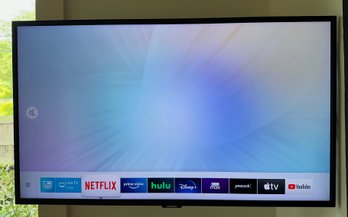 Samsung 32 Inch Flatscreen TV With Wall Mount & Remote