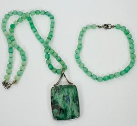 BEAUTIFUL GREEN GEMSTONE NECKLACE AND MATCHING BRACELET