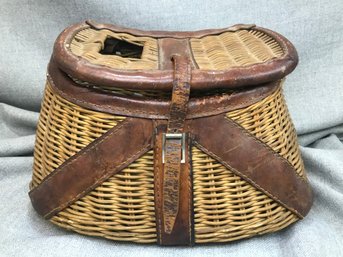 Great Antique Wicker Fishing Creel With Leather Trim - Great Country / Adirondack / Hunting Lodge Decor