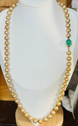 SIGNED MARVELLA VINTAGE FAUX GOLD TONE PEARL AND FAUX JADE GOLD TONE NECKLACE