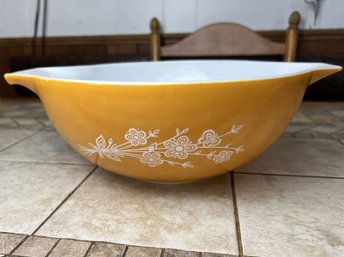 Pyrex Butterfly Gold Mixing Bowl