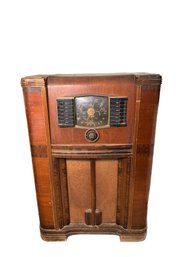 Vintage 1940s Zenith Console Radio