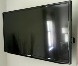 A Samsung 32' Wall Mount TV