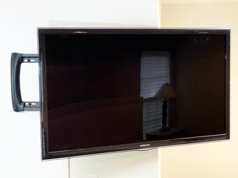 A Samsung 46' Flat Screen And Rotating Wall Mount - YOU REMOVE