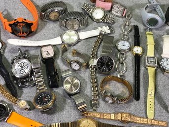 LOT D - HUGE LOT Of OVER 30 Preowned / Vintage / Watches - Projects  Crafts  Repair And Resell - Great Lot !