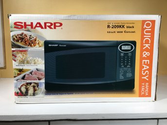 SHARP / CAROUSEL 800 Watt Microwave Oven - Very Clean / Like New - Original Box  Tray  Manual - LIKE NEW !