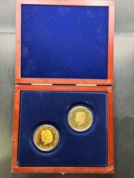 American Mint Presidents Of The U.S. John And Jacqueline Kennedy Gold Plated Tokens In Wooden Display Case