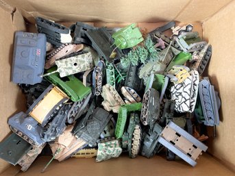 A BOX OF 30 RUBBER AND PLASTIC VINTAGE TOY TANKS