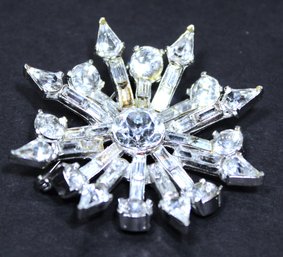 Large Snowflake Shaped Vintage Rhinestone Brooch In White