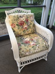 SPRING IS HERE ! - (1 Of 2) Beautiful Vintage Style White Wicker Chair With Cushions - Very Nice Chair !