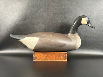 A Gorgeous Vintage Handcrafted Decoy: Unsigned Canada Goose