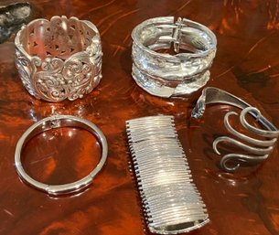 Pias Jewlery - Silvertone Cuffs